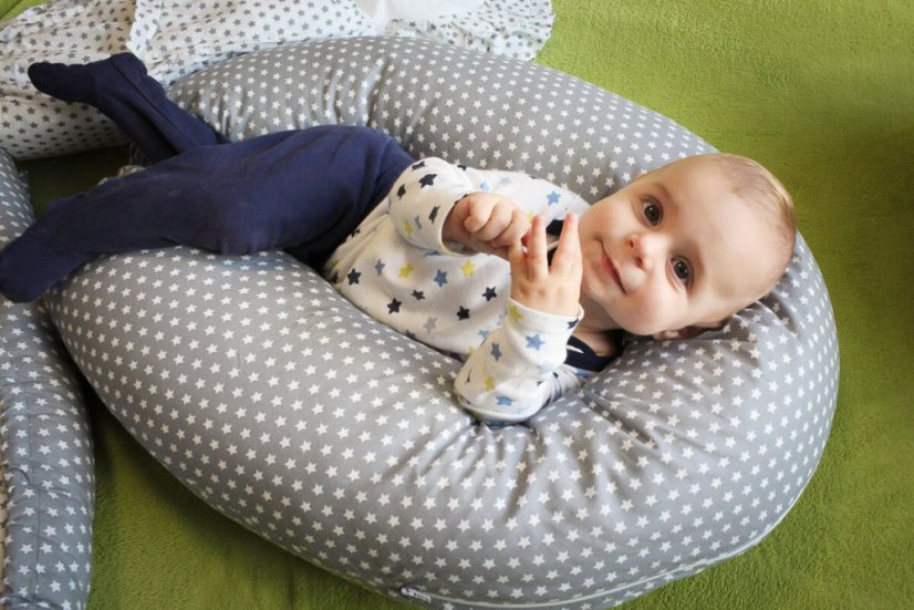 Kojící polštář s povlakem hvězdičky šedé