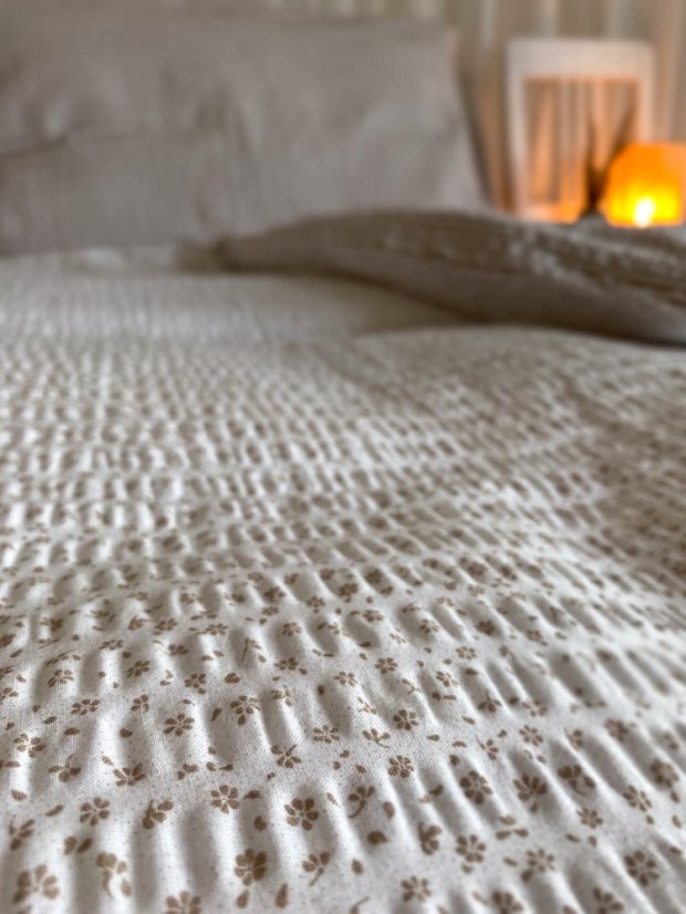 Krepové povlečení béžové/bílé kytičky - Rozměry: 140x200 + 70x90 cm (standard)