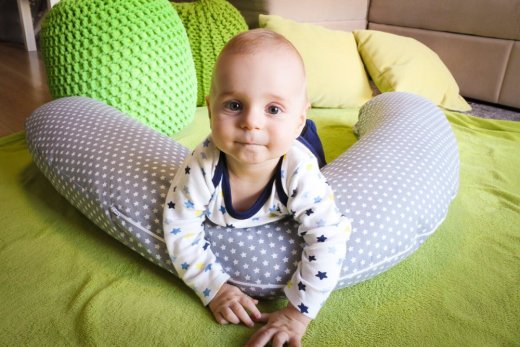 Kojící polštář s povlakem hvězdičky šedé